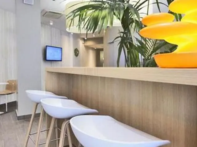 Kyriad 18 - Porte De Clignancourt - Montmartre Hotell