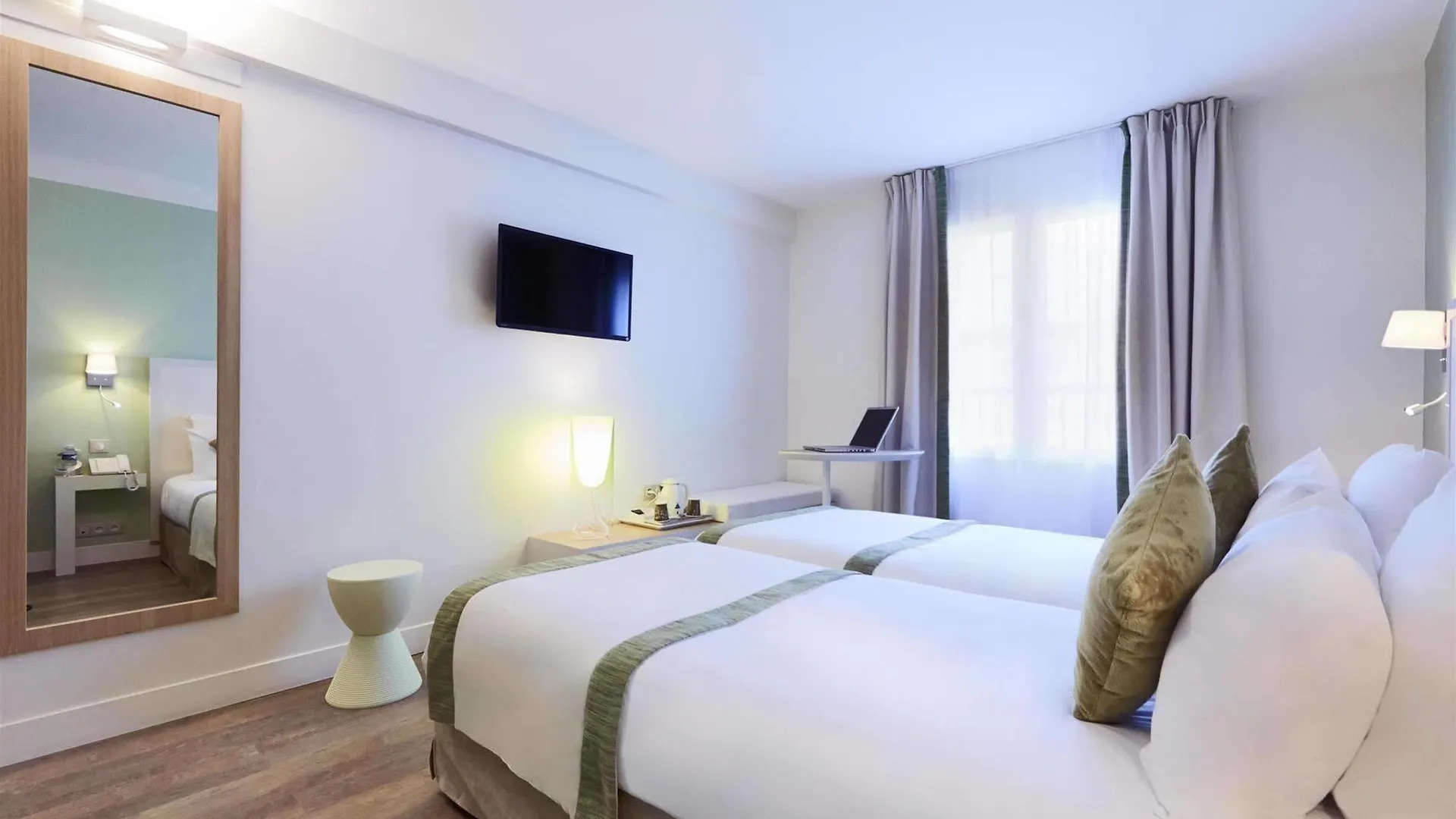 Kyriad 18 - Porte De Clignancourt - Montmartre Hotell 3*