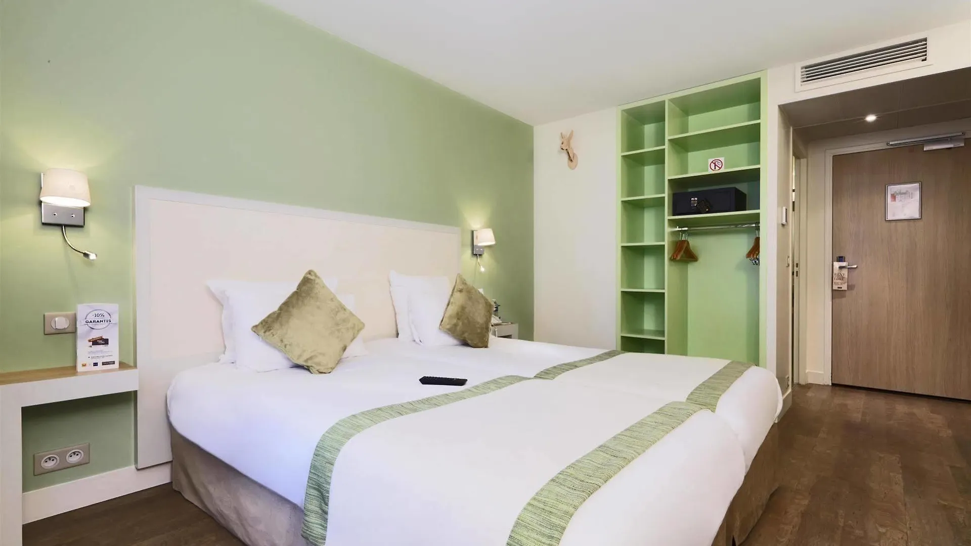 Kyriad 18 - Porte De Clignancourt - Montmartre Hotel 3*
