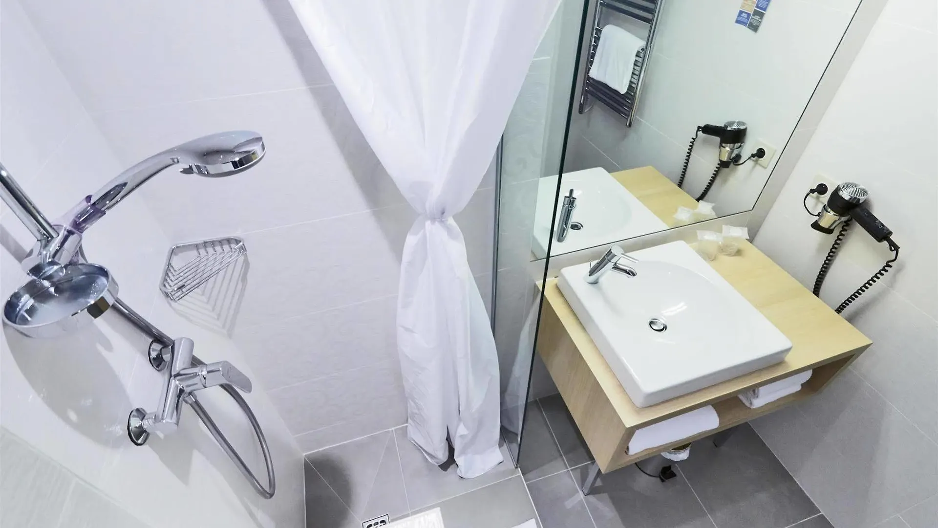 Kyriad 18 - Porte De Clignancourt - Montmartre Hotel 3*