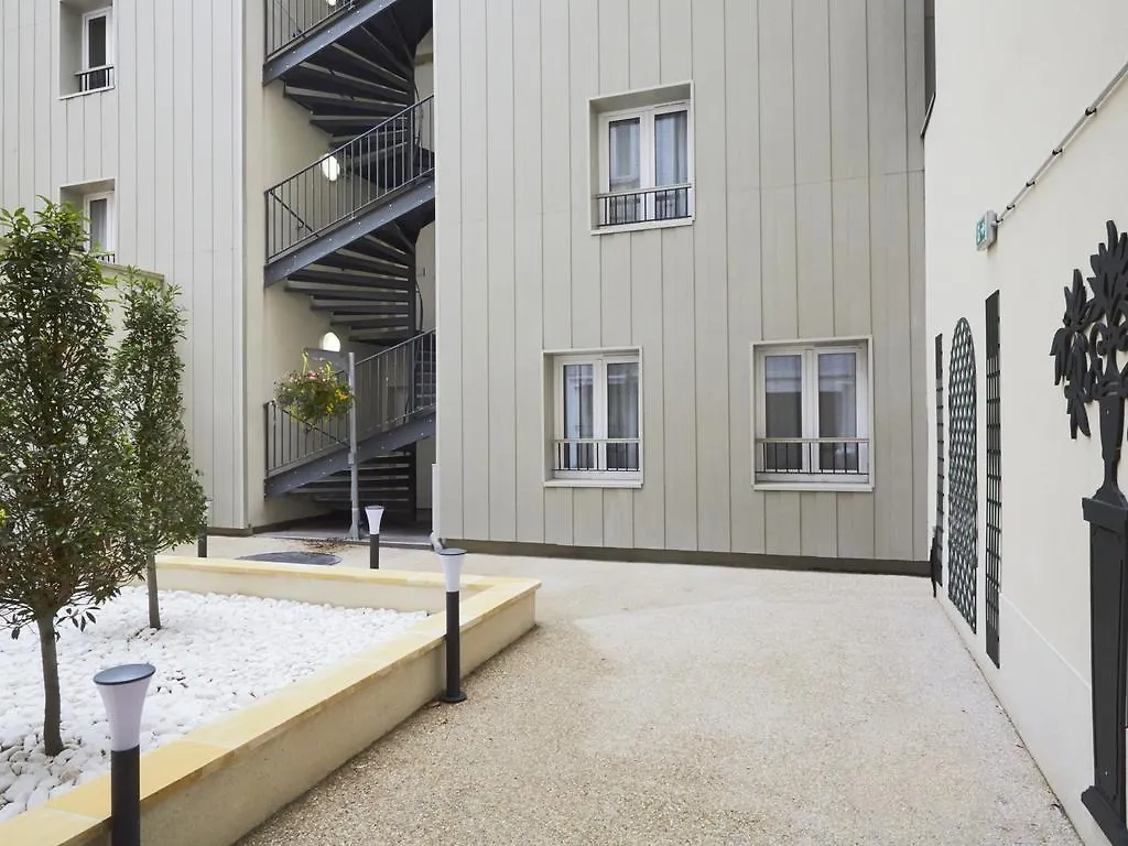 Otel Kyriad 18 - Porte De Clignancourt - Montmartre 3*